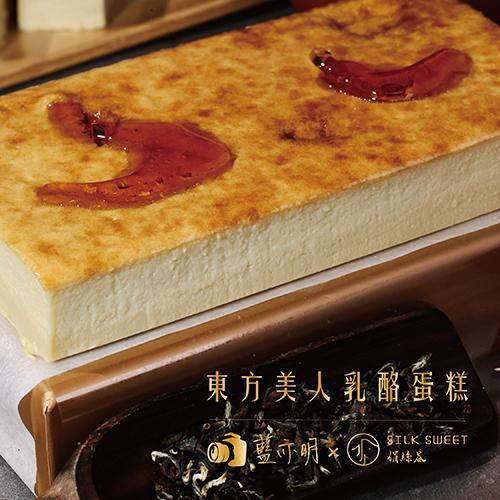 「星饗禮盒」以專業工藝展現純粹風味，凝聚頂級可可的稀有價值。香礫 CRUX 黑巧克力結合雙單一產區莊園可可，保留碎粒的天然口感與健康營養；100% 純可可粉無任何添加，入口即化，釋放可可果天然的堅果香、乳香與果香；90% 堅果果乾黑巧克力以高濃度可可融合烘焙堅果與天然果乾，層次深邃而細緻。搭配台灣蜜香烏龍紅茶，頂級茶葉散發天然蜜香，回甘不澀，與濃郁可可相互呼應，帶來跨文化的深邃層次與典雅品味。