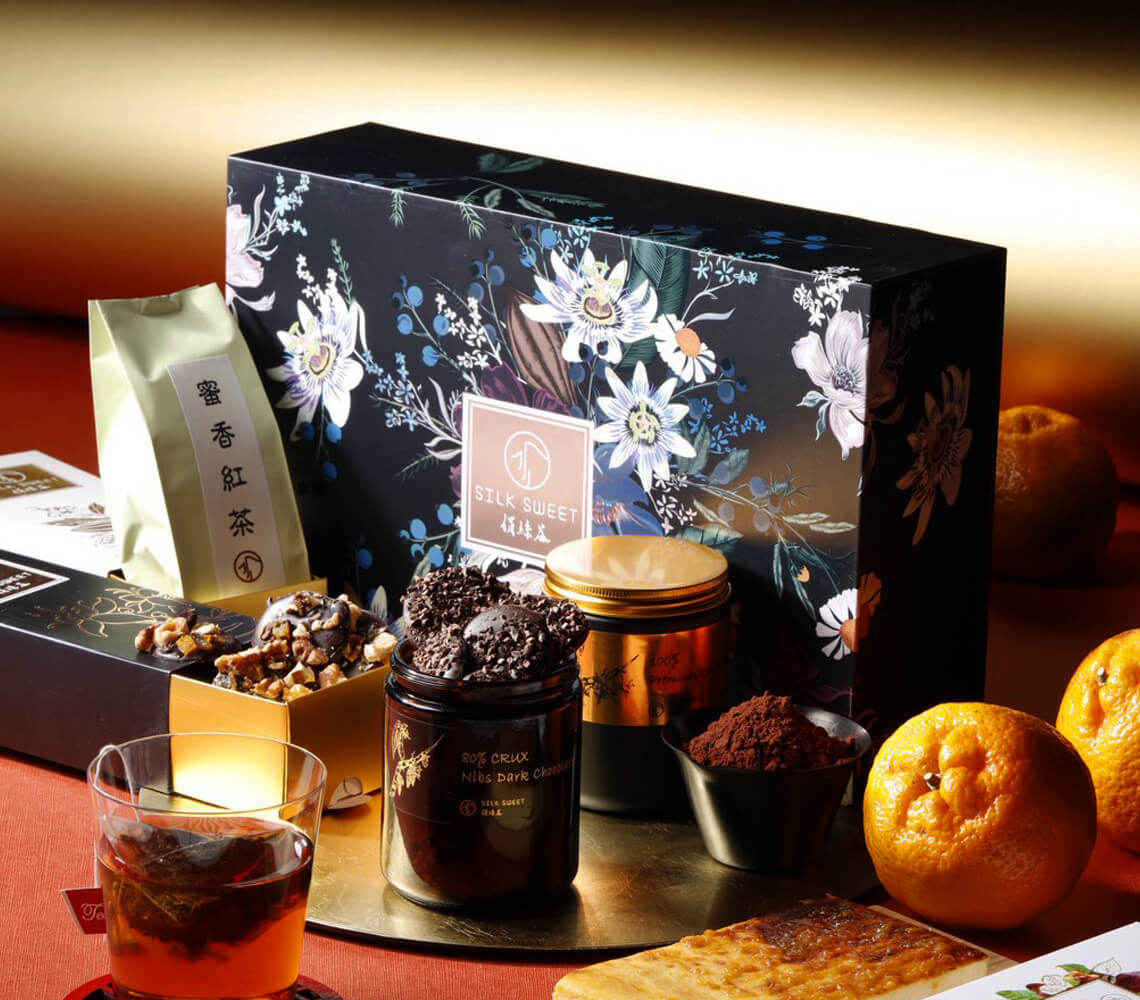 「星饗禮盒」以專業工藝展現純粹風味，凝聚頂級可可的稀有價值。香礫 CRUX 黑巧克力結合雙單一產區莊園可可，保留碎粒的天然口感與健康營養；100% 純可可粉無任何添加，入口即化，釋放可可果天然的堅果香、乳香與果香；90% 堅果果乾黑巧克力以高濃度可可融合烘焙堅果與天然果乾，層次深邃而細緻。搭配台灣蜜香烏龍紅茶，頂級茶葉散發天然蜜香，回甘不澀，與濃郁可可相互呼應，帶來跨文化的深邃層次與典雅品味。