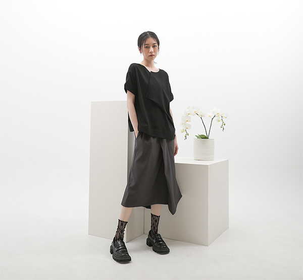 Qianyu_千羽造型褶片上衣_黑 