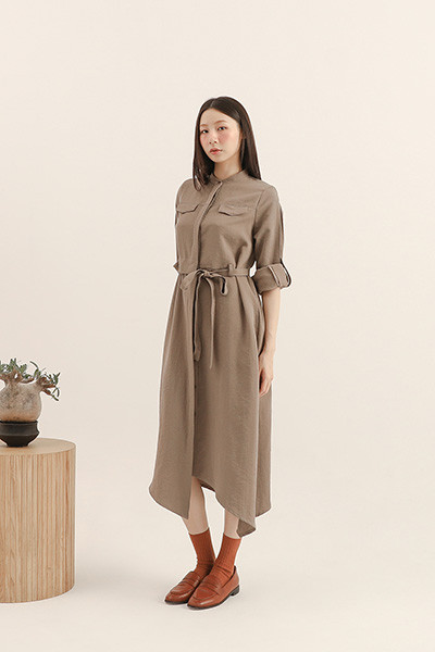 Outstand_曠世不對稱洋裝_橄欖 