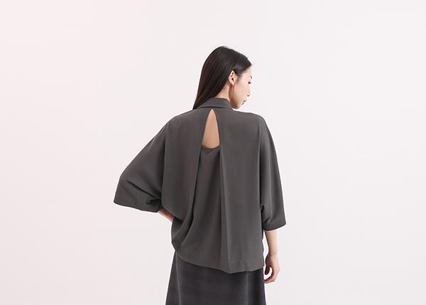 Trigonometric_三角函數小露背襯衫_灰藍 