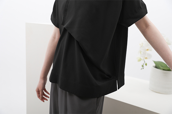 Qianyu_千羽造型褶片上衣_黑 