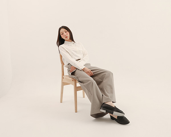 Meandra_曲折不對稱裁片寬褲_卡其 