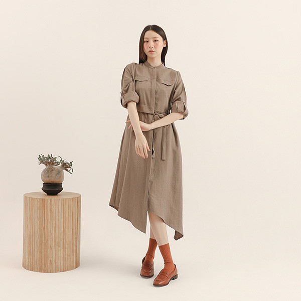 Outstand_曠世不對稱洋裝_橄欖 