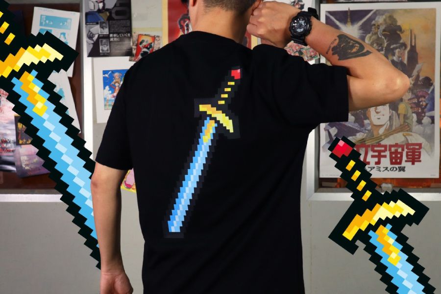 NEXTee PIXEL ADVENTURE 騎士寶刀 短袖T恤 白色＆黑色 NEXTee PIXEL ADVENTURE 騎士寶刀 短袖T恤 白色＆黑色