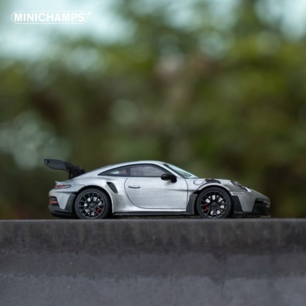 CLDC×MINICHAMPS 聯名限定 書中車雜誌第二期(繁體中文版) 附 MINICHAMPS 1/64 保時捷 Porsche 911 GT3RS 光油清漆色 CLDC×MINICHAMPS 聯名限定 書中車雜誌第二期(繁體中文版) 附 MINICHAMPS 1/64 保時捷 Porsche 911 GT3RS 光油清漆色
