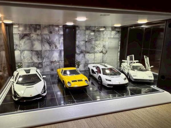 TSAI GARAGE 1/64 聲控 電動鐵捲門車庫 白色 附3種背景卡 TSAI GARAGE 1/64 聲控 電動鐵捲門車庫 白色 附3種背景卡