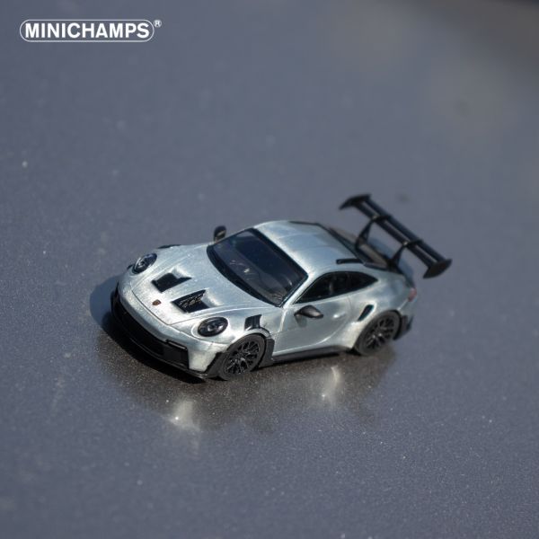 CLDC×MINICHAMPS 聯名限定 書中車雜誌第二期(繁體中文版) 附 MINICHAMPS 1/64 保時捷 Porsche 911 GT3RS 光油清漆色 CLDC×MINICHAMPS 聯名限定 書中車雜誌第二期(繁體中文版) 附 MINICHAMPS 1/64 保時捷 Porsche 911 GT3RS 光油清漆色