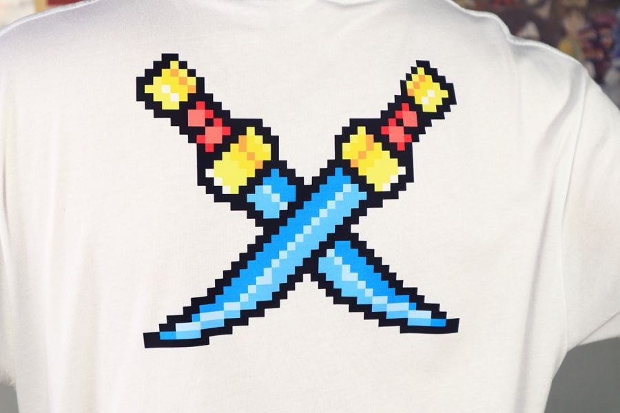 NEXTee PIXEL ADVENTURE 刺客雙刀 短袖T恤 白色＆黑色 NEXTee PIXEL ADVENTURE 刺客雙刀 短袖T恤 白色＆黑色