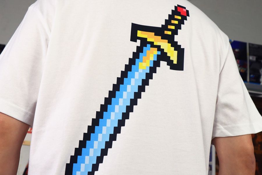 NEXTee PIXEL ADVENTURE 騎士寶刀 短袖T恤 白色＆黑色 NEXTee PIXEL ADVENTURE 騎士寶刀 短袖T恤 白色＆黑色