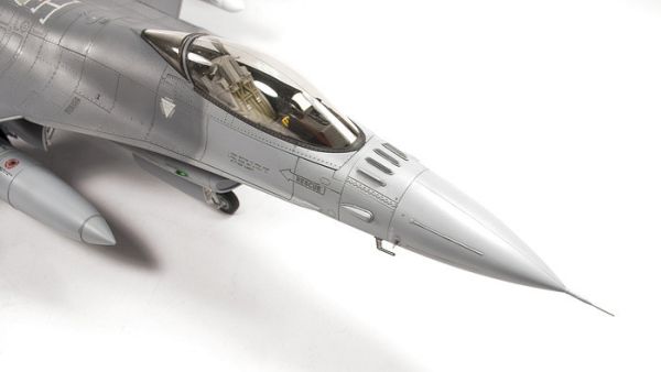 AFV CLUB 戰鷹 1/32 空軍 F-16 AM Block20 VIPER 戰隼式戰鬥機 組裝模型 AR32S03 AFV CLUB 戰鷹 1/32 空軍 F-16 AM Block20 VIPER 戰隼式戰鬥機 組裝模型 AR32S03