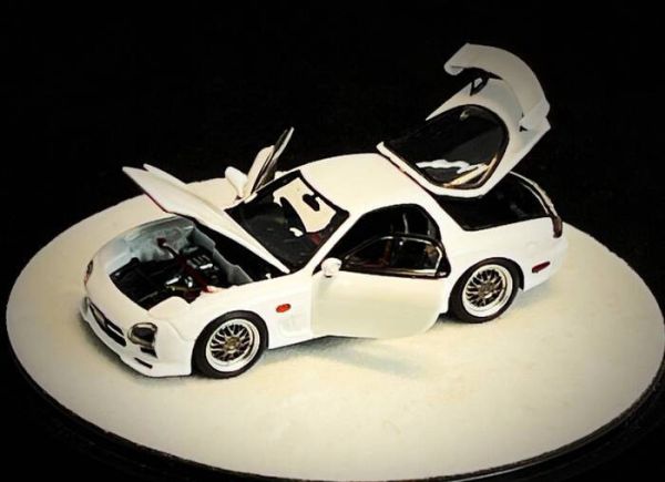 [數量限定][豪華版] PGM 1/64 馬自達 MAZDA RX7 FD3S 白色 圓形展示底座 PGM-640803B [數量限定][豪華版] PGM 1/64 馬自達 MAZDA RX7 FD3S 白色 圓形展示底座 PGM-640803B