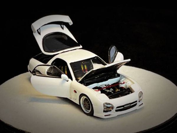 [數量限定][豪華版] PGM 1/64 馬自達 MAZDA RX7 FD3S 白色 圓形展示底座 PGM-640803B [數量限定][豪華版] PGM 1/64 馬自達 MAZDA RX7 FD3S 白色 圓形展示底座 PGM-640803B