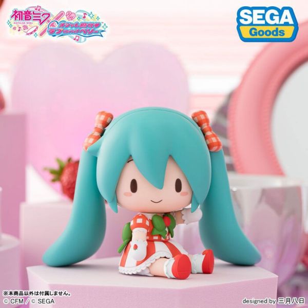 SEGA 景品 初音未來ｘ時尚魔女 迷你坐姿公仔 可愛草莓Ver. 2512 SEGA 景品 初音未來ｘ時尚魔女 迷你坐姿公仔 可愛草莓Ver.