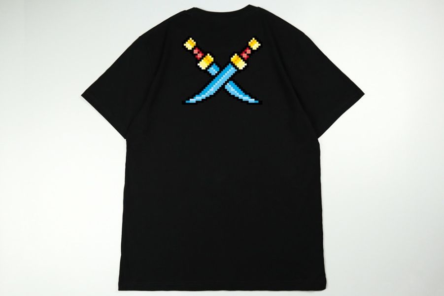NEXTee PIXEL ADVENTURE 刺客雙刀 短袖T恤 白色＆黑色 NEXTee PIXEL ADVENTURE 刺客雙刀 短袖T恤 白色＆黑色