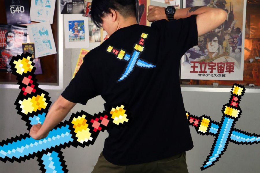 NEXTee PIXEL ADVENTURE 刺客雙刀 短袖T恤 白色＆黑色 NEXTee PIXEL ADVENTURE 刺客雙刀 短袖T恤 白色＆黑色