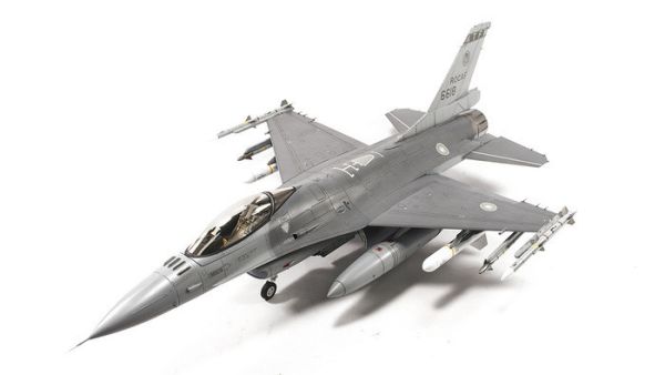 AFV CLUB 戰鷹 1/32 空軍 F-16 AM Block20 VIPER 戰隼式戰鬥機 組裝模型 AR32S03 AFV CLUB 戰鷹 1/32 空軍 F-16 AM Block20 VIPER 戰隼式戰鬥機 組裝模型 AR32S03