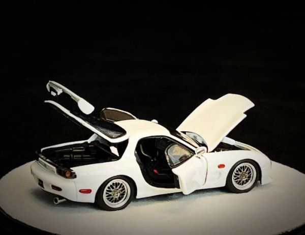 [數量限定][豪華版] PGM 1/64 馬自達 MAZDA RX7 FD3S 白色 圓形展示底座 PGM-640803B [數量限定][豪華版] PGM 1/64 馬自達 MAZDA RX7 FD3S 白色 圓形展示底座 PGM-640803B