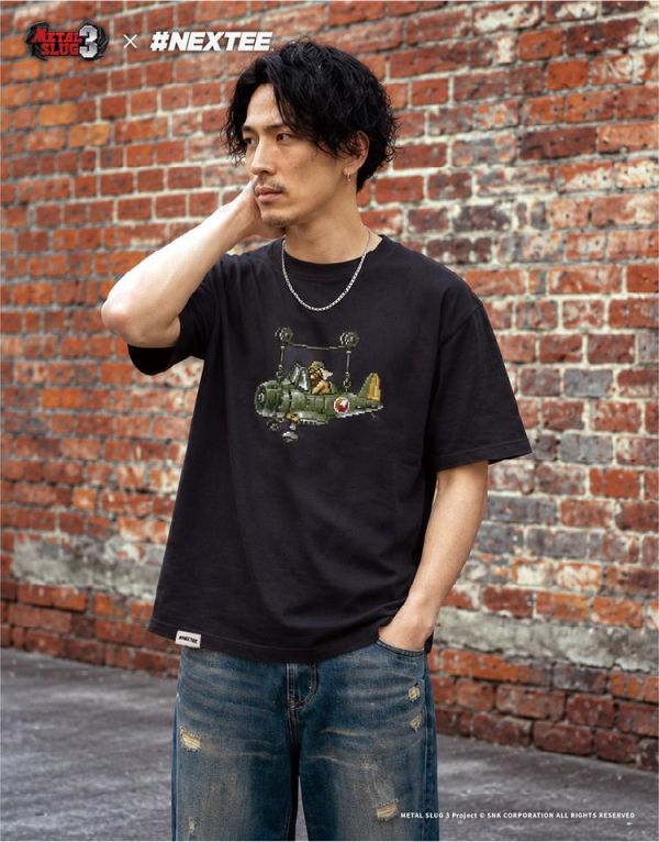 NEXTee 合金彈頭MetalSlug ENEMY-V 短袖T恤 黑&白 分別販售 NEXTee 合金彈頭MetalSlug ENEMY-V 短袖T恤 黑&白 分別販售
