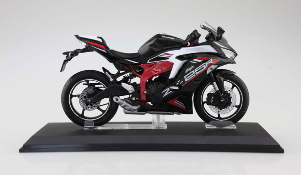 [再販] AOSHIMA 青島 1/12 川崎 Kawasaki 機車 Ninja ZX-25R 金屬閃光黑 珠光星塵白 塗裝完成品 [再販] AOSHIMA 青島 1/12 川崎 Kawasaki 機車 Ninja ZX-25R 金屬閃光黑 珠光星塵白 塗裝完成品