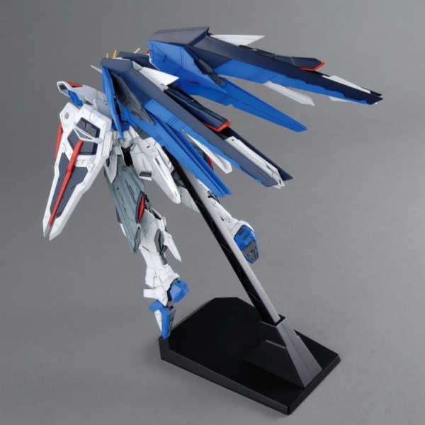 BANDAI 1/100 MG 自由鋼彈 Ver 2.0 機動戰士 鋼彈SEED 組裝模型 BANDAI,1/100,MG,自由鋼彈,Ver 2.0,機動戰士,鋼彈,SEED,組裝模型,