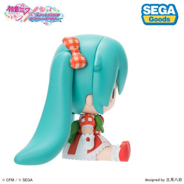 SEGA 景品 初音未來ｘ時尚魔女 迷你坐姿公仔 可愛草莓Ver. 2512 SEGA 景品 初音未來ｘ時尚魔女 迷你坐姿公仔 可愛草莓Ver.