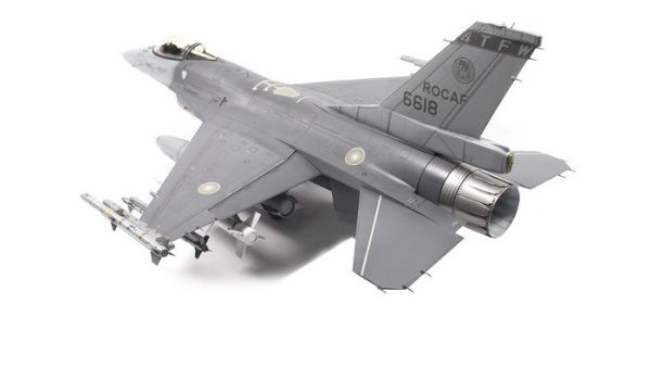 AFV CLUB 戰鷹 1/32 空軍 F-16 AM Block20 VIPER 戰隼式戰鬥機 組裝模型 AR32S03 AFV CLUB 戰鷹 1/32 空軍 F-16 AM Block20 VIPER 戰隼式戰鬥機 組裝模型 AR32S03
