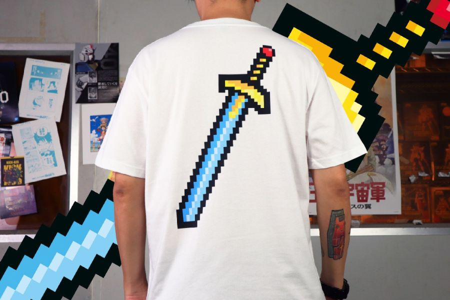 NEXTee PIXEL ADVENTURE 騎士寶刀 短袖T恤 白色＆黑色 NEXTee PIXEL ADVENTURE 騎士寶刀 短袖T恤 白色＆黑色
