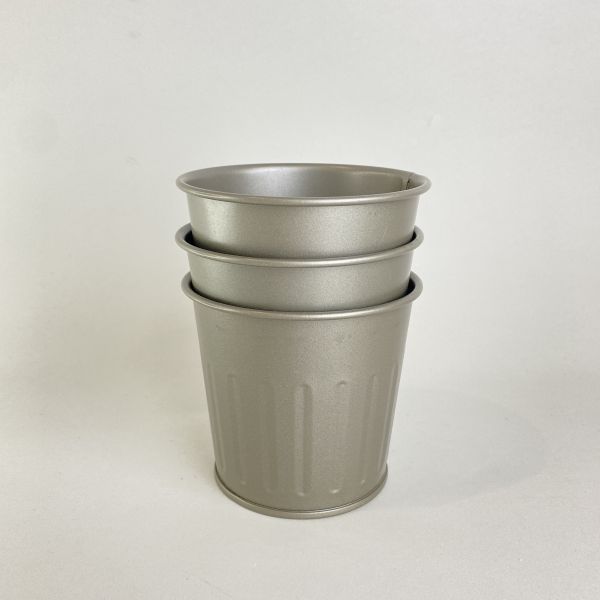 棕黑色金屬盆器 