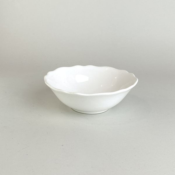 白色花邊瓷碗 