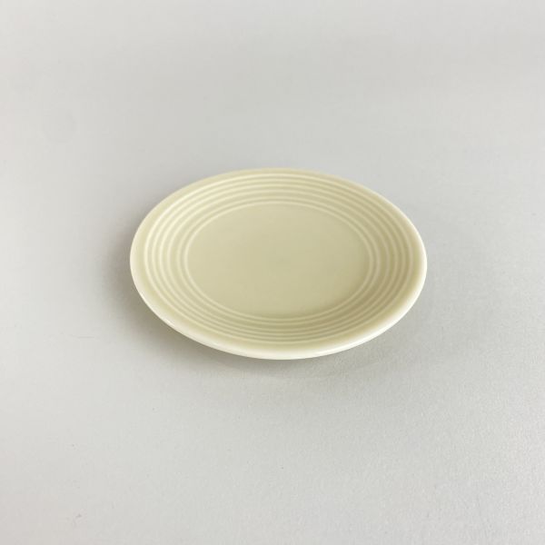 黃褐色碟子 