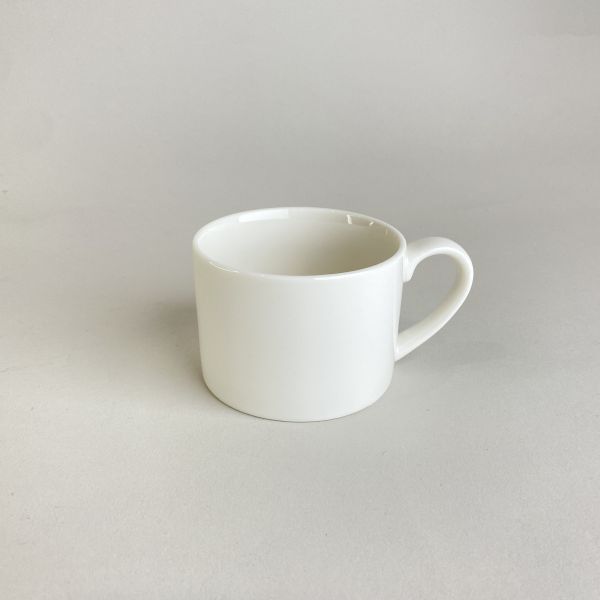 米白平底瓷杯 