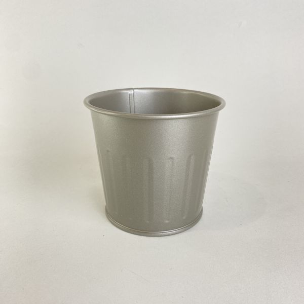 棕黑色金屬盆器 