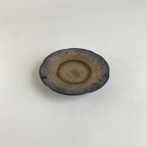 深色金屬碟 