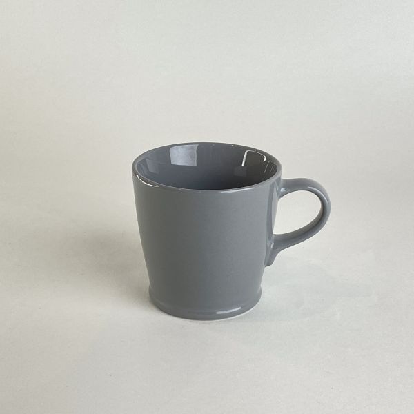 深灰色陶瓷杯 