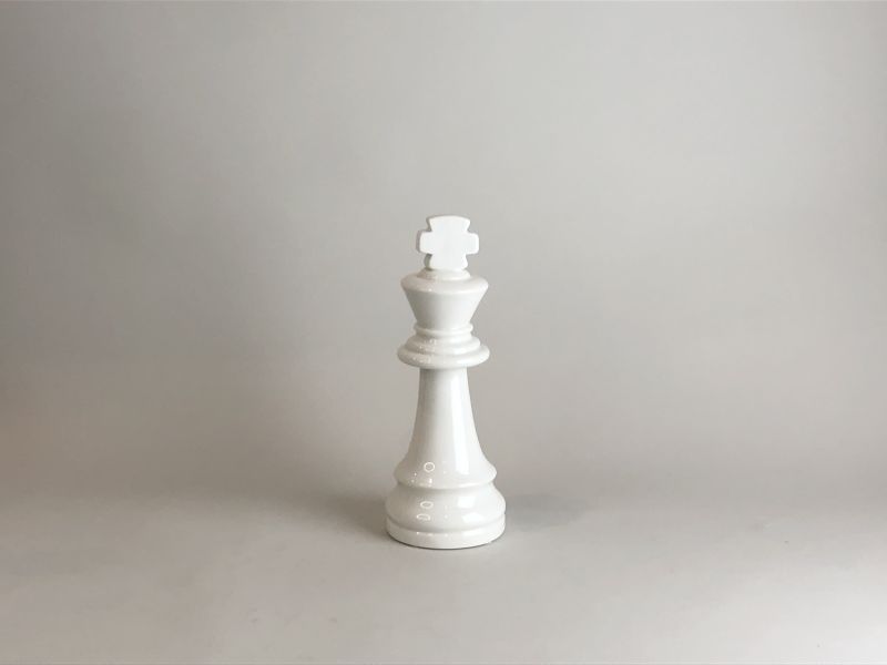 白色陶瓷西洋棋國王擺件 
