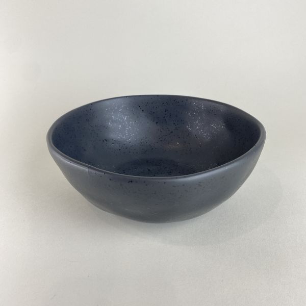 黑色不規則圓陶碗 