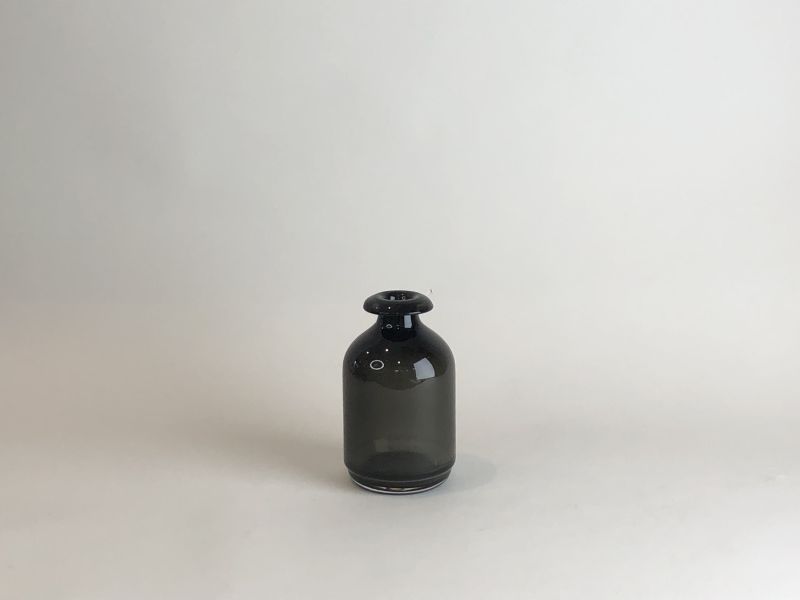 黑色圓柱體細頸花器 