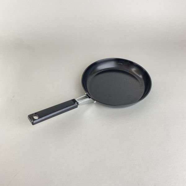 黑色小平底鍋 