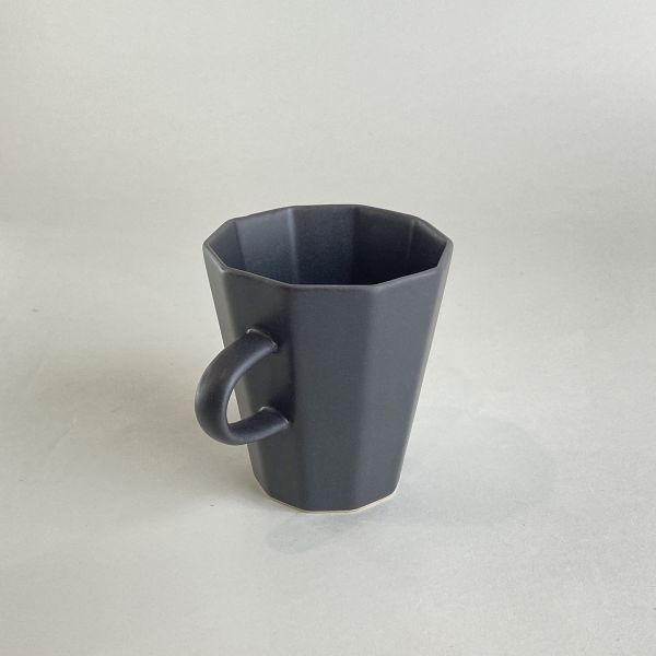 深灰色多角陶瓷杯 