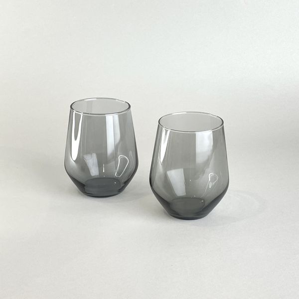 黑灰色玻璃水杯 