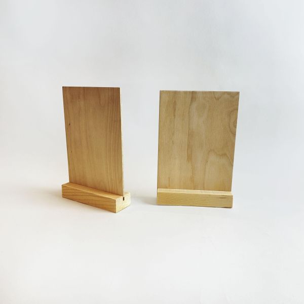 木製桌上小桌牌 