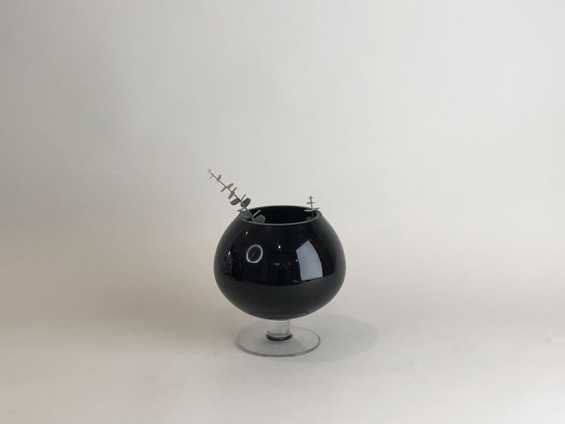 黑色球型花器 