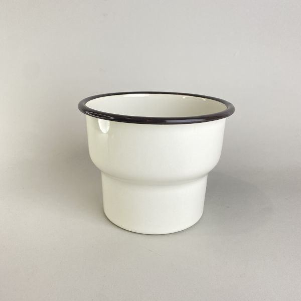 白色黑邊盆器 
