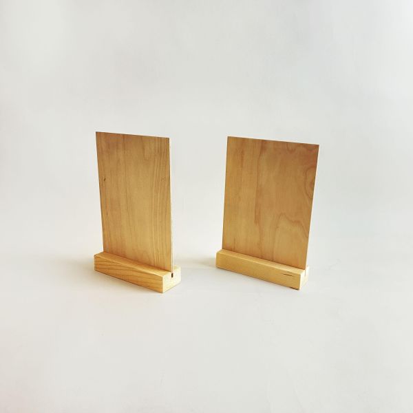 木製桌上小桌牌 