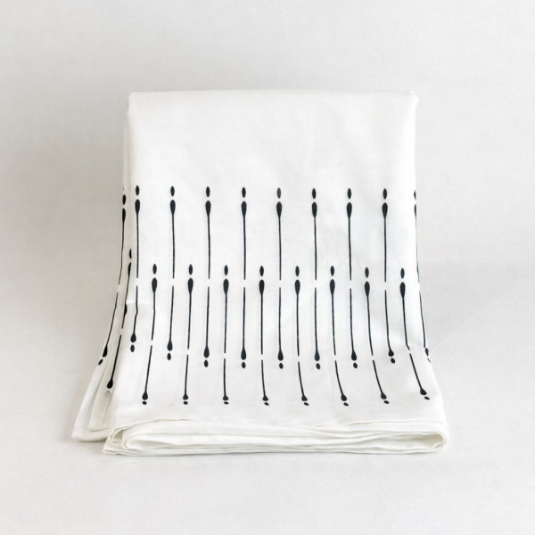 米白點線設計桌布 