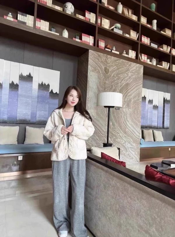 米色連帽仿羊羔毛外套 米色連帽仿羊羔毛外套