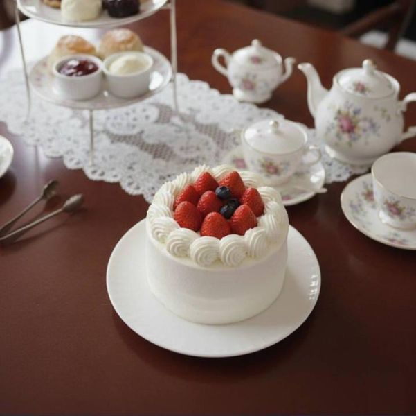 莓好祝福(北海道十勝生乳) 蛋糕體使用屏東蓬萊米穀粉製成,無麩質、輕盈柔軟,夾層中包裹著手炒芋泥餡、Q彈滑嫩的布丁,再加入西班牙鮮奶油,堆疊出入口即化的豐富層次。