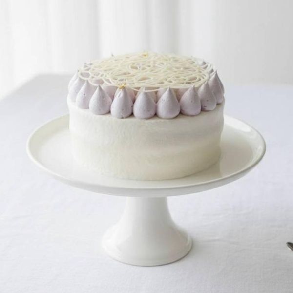 芋滿天下(北海道十勝生乳) 蛋糕體使用屏東蓬萊米穀粉製成,無麩質、輕盈柔軟,夾層中包裹著手炒芋泥餡、Q彈滑嫩的布丁,再加入西班牙鮮奶油,堆疊出入口即化的豐富層次。