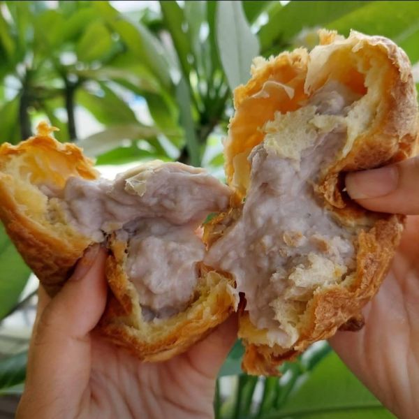 大份量起酥包 蛋糕體使用屏東蓬萊米穀粉製成,無麩質、輕盈柔軟,夾層中包裹著手炒芋泥餡、Q彈滑嫩的布丁,再加入西班牙鮮奶油,堆疊出入口即化的豐富層次。